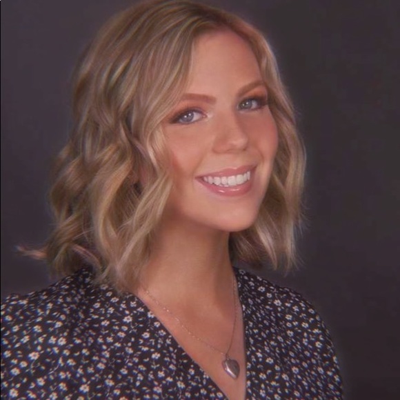 Meet your Posher, Caitlin - Picture 2 of 2